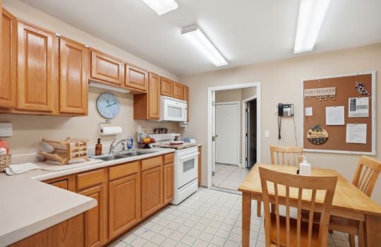 eat in kitchen area, oven, sink, cabinets fluorescent lighting