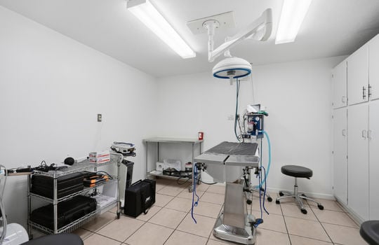 surgical suite, surgical table, lighting, tile flooring