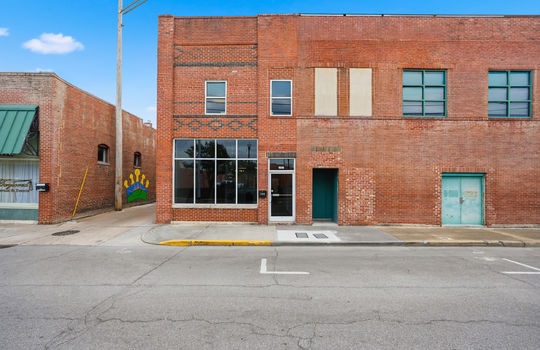 commercial building for lease, brick exterior, decorative brick exterior, glass entry door, large windows, sidewalk, street parking, alleway