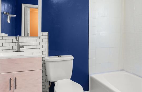 bathroom, tub/shower, toilet, sink, tile backsplash