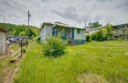 back yard, fencing, back porch, covered back porch, steps to back porch