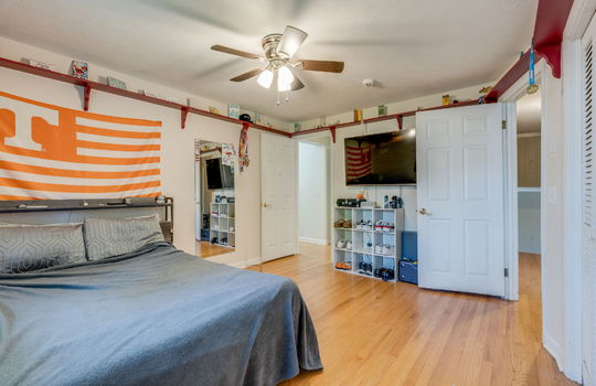 bedroom, hardwood flooring, ceiling fan, closet