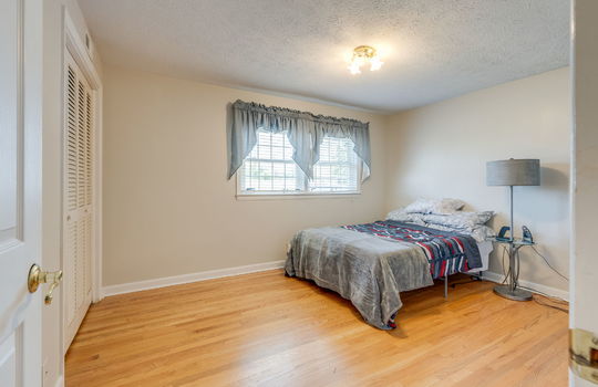 bedroom, hardwood flooring, closet, windows