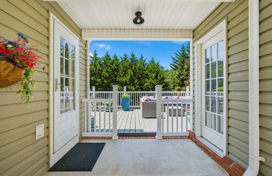 breezeway between homes and garage looking toward back deck