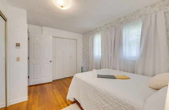 bedroom, closets, hardwood flooring, windows