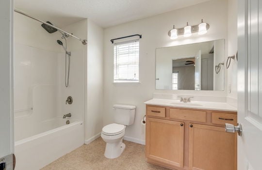 ensuite bathroom, shower/tub, toilet, sink