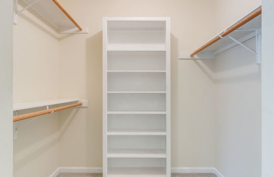 walk in closet, built in shelving