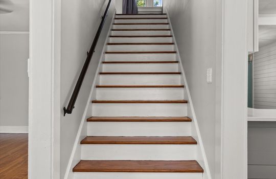 entryway/foyer, stairs to upper level