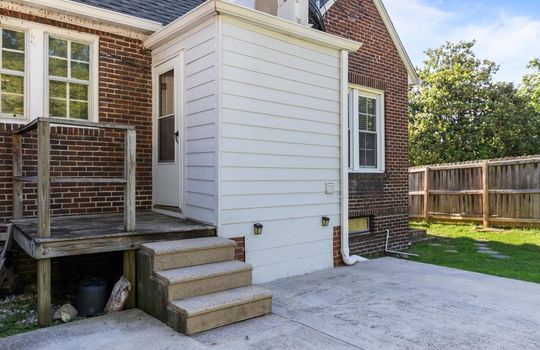 back of home, back porch, back patio, fencing