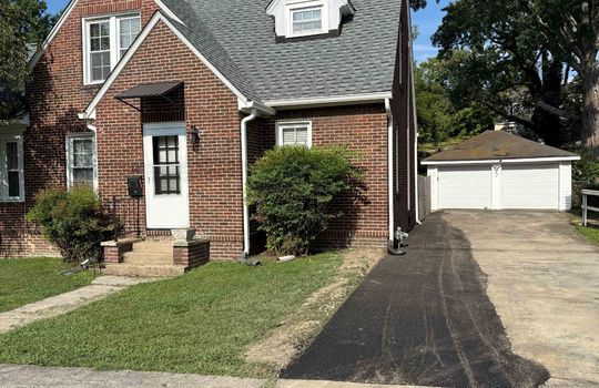 shared driveway, asphalt/concreted driveway, front of home, front yard