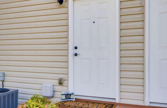 townhouse, front door, stoop, vinyl siding, landscaping