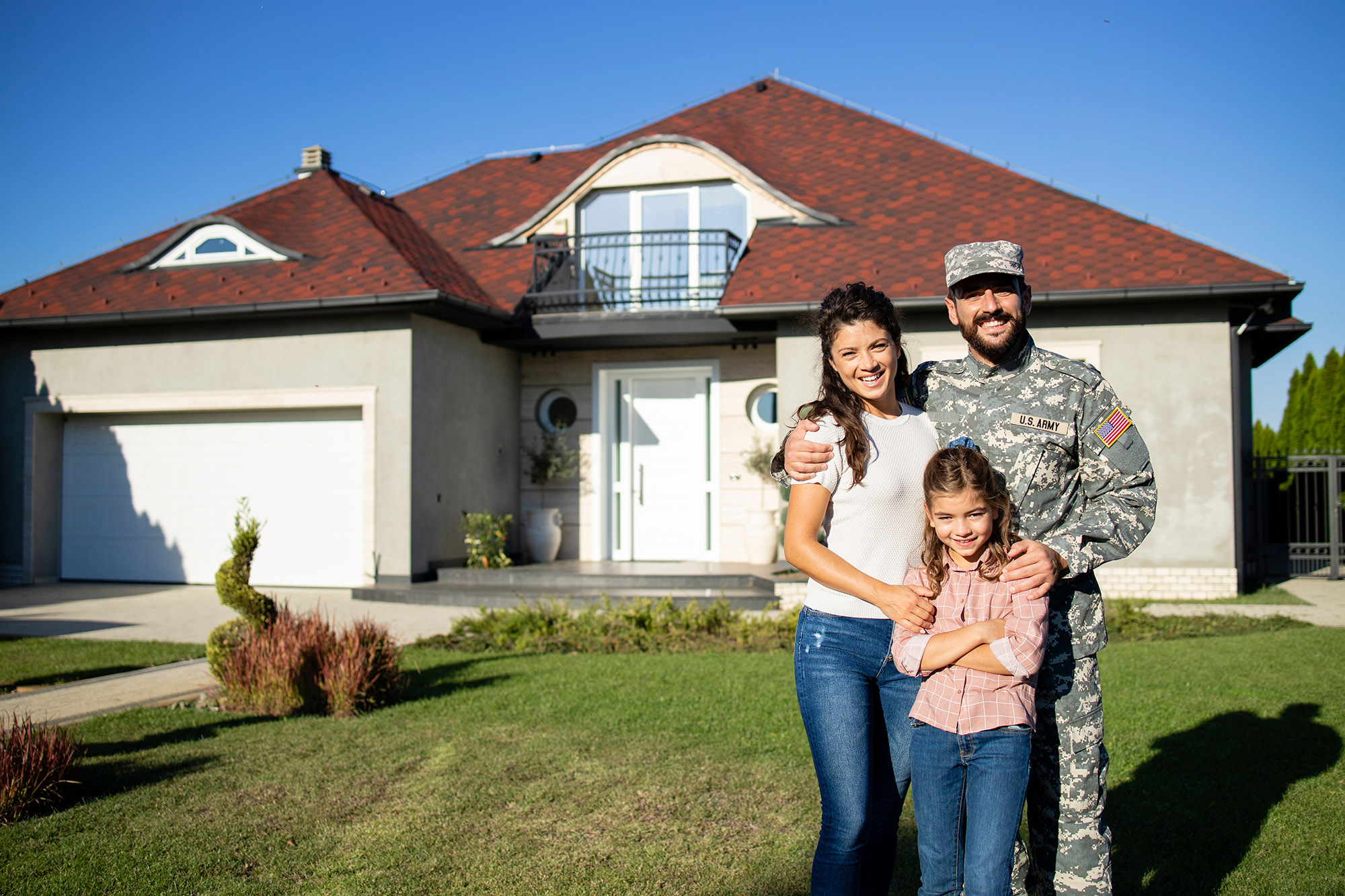 Portrait,Of,Happy,American,Military,Family,In,Front,Of,Their