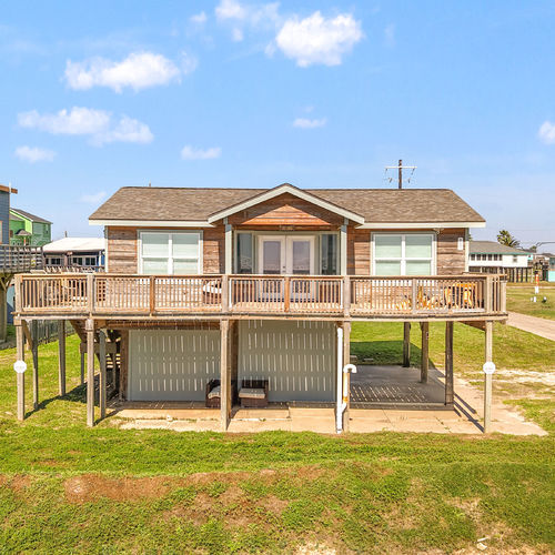 Corner Views and Coastal Light | 902 Beach Drive, Surfside Beach TX