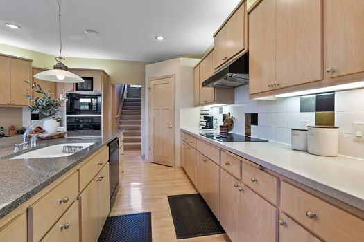 13_8942_Almquist13_mls