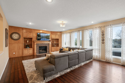 23_18637_Overland23_mls