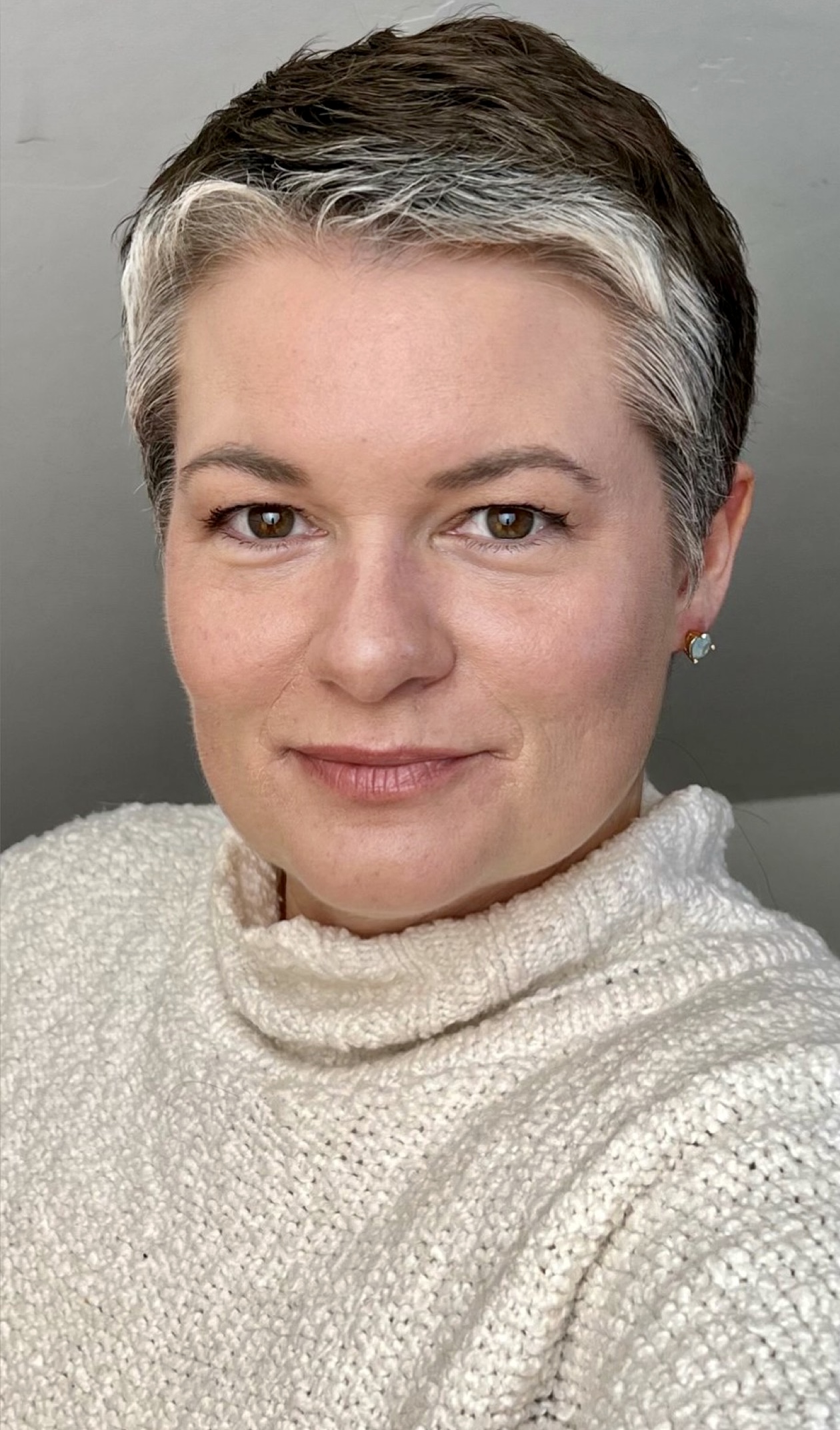 Michelle headshot short hair 1
