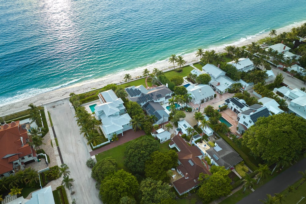 Aerial-view-of-expensive-residential-houses-in-island-small-town-Boca-Grande-on-Gasparilla-Island-in-southwest-Florida.-American-dream-homes-as-example-of-real-estate-development-in-US-suburbs