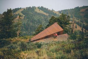 aF116Xfc4bHWiwna_170907_PaperAirplaneTrail_pb-6