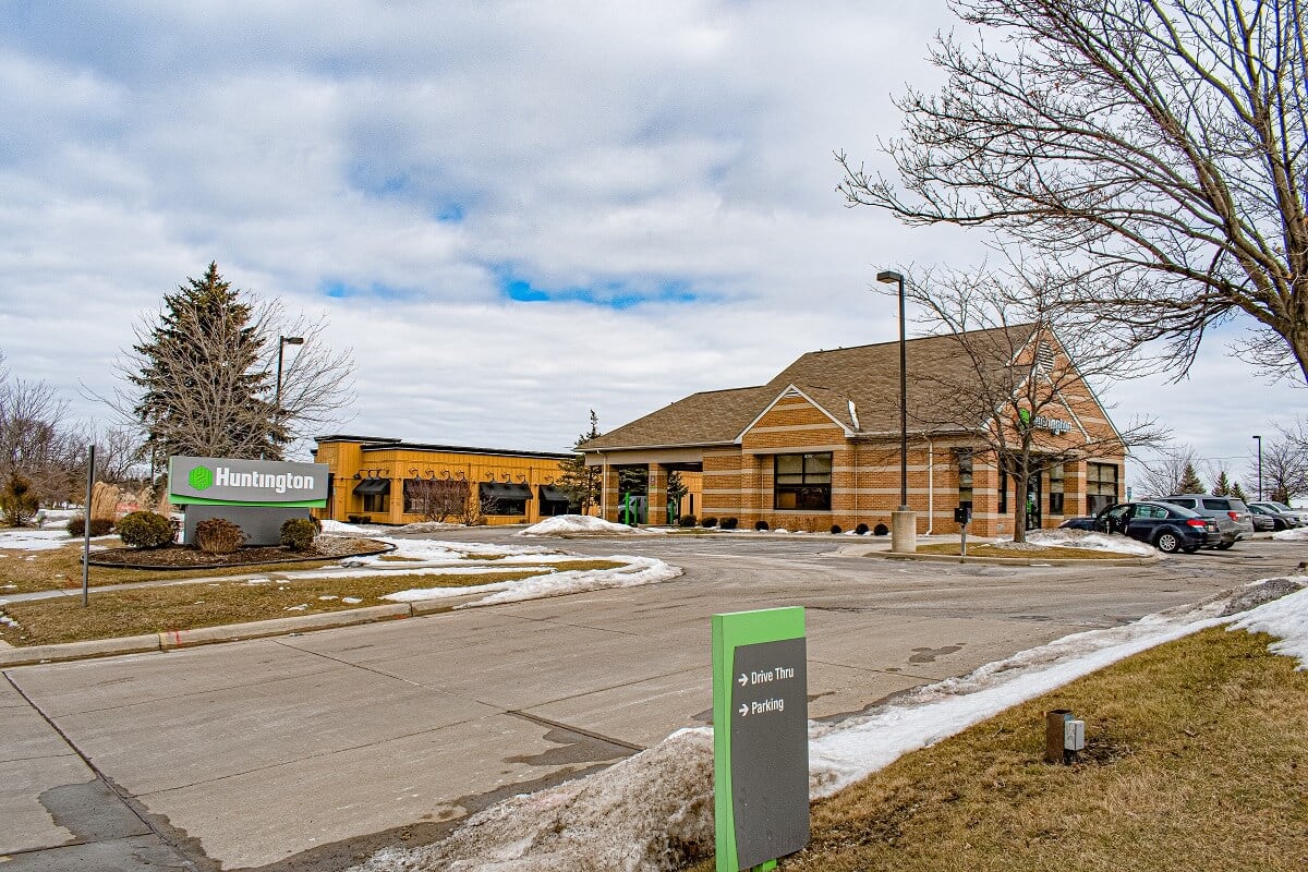 Huntington Bank - Fenton, MI, sold for $1,395,000