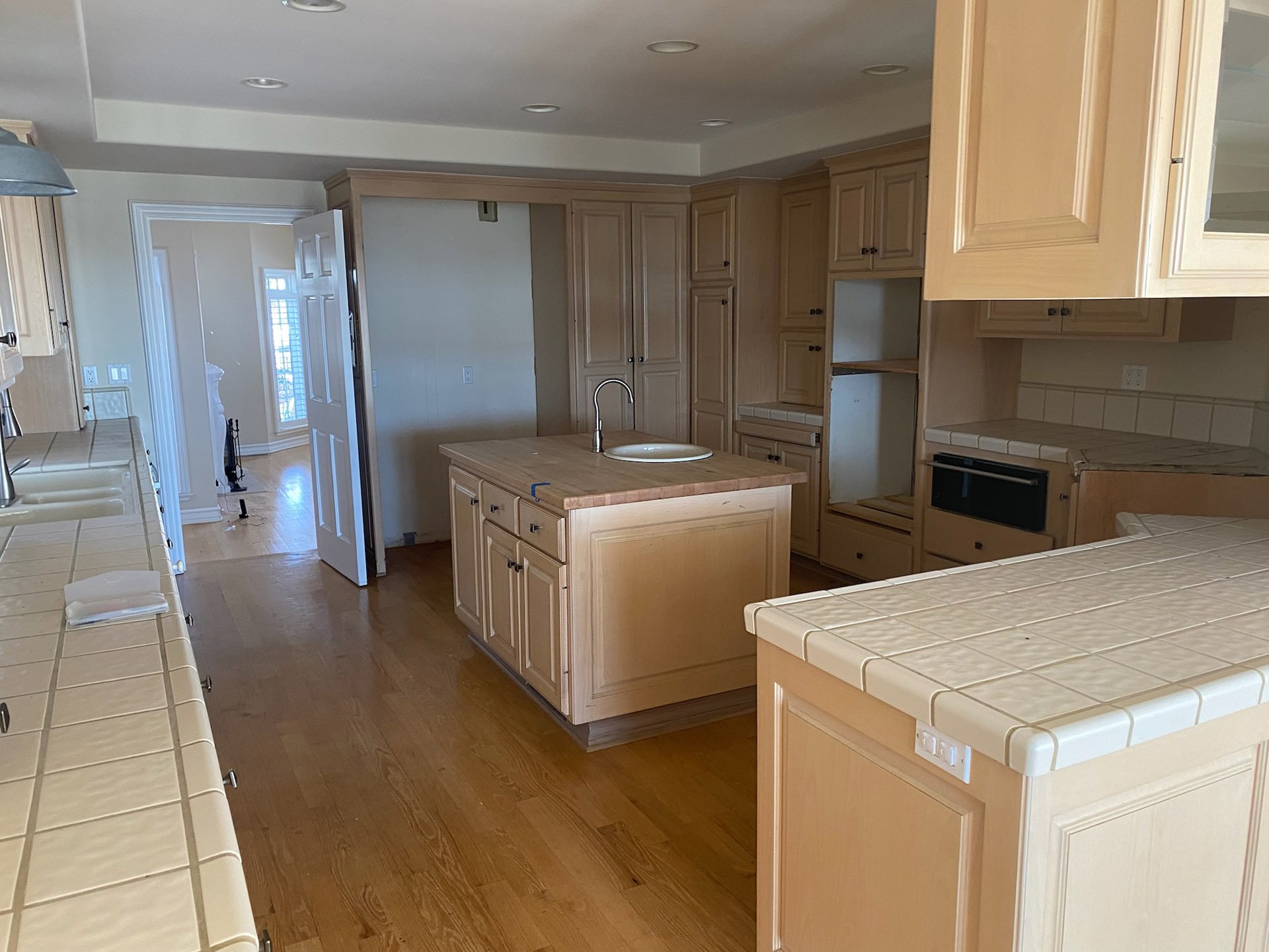 250 Poppy Kitchen before