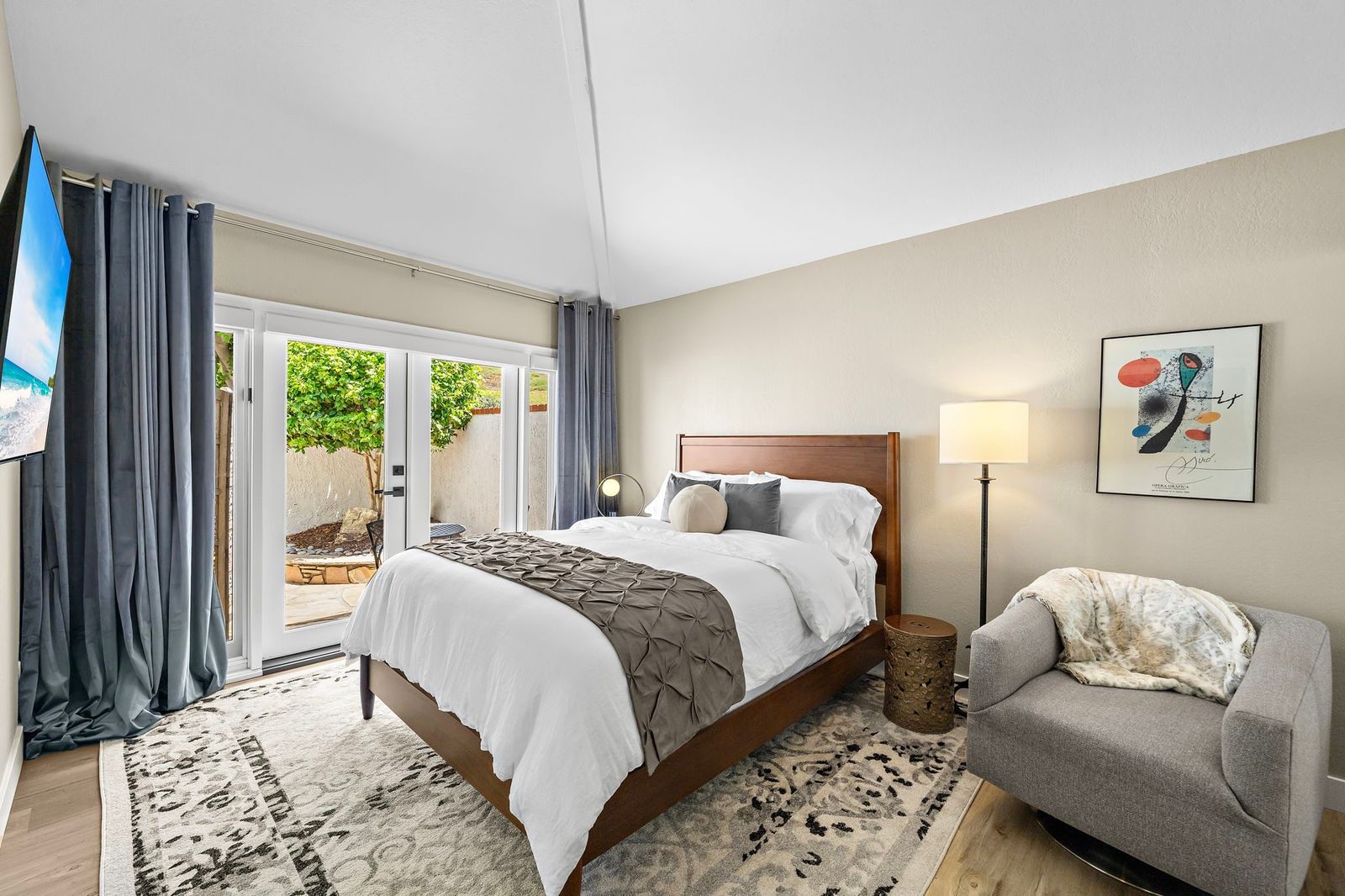 Second en suite bedroom at 306 Via Colibri opening onto its own patio