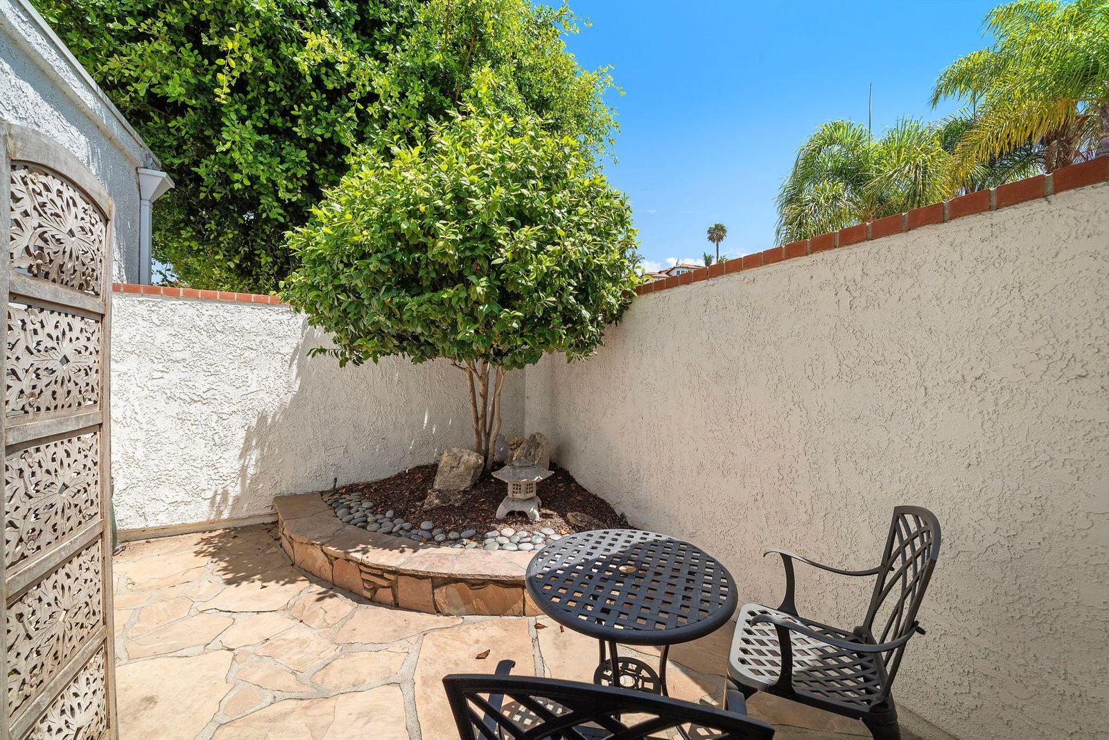 The walled side yard garden at 306 Via Colibri
