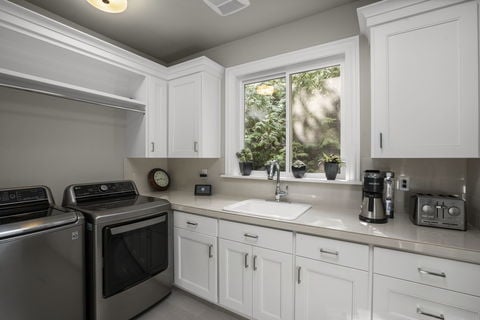 47-web-or-mls-3070-wembley-park-rd