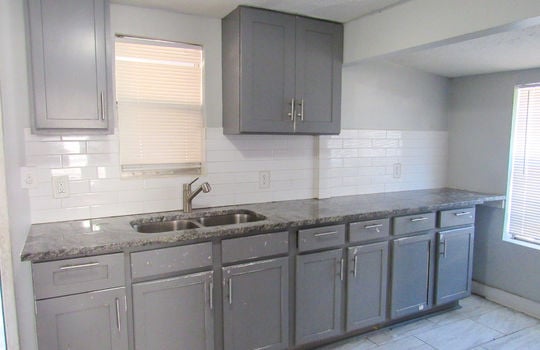 2560 Vernon St-