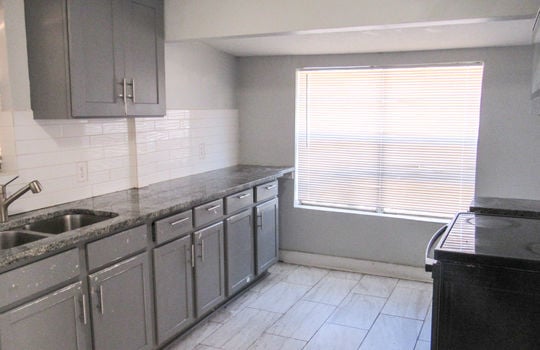 2560 Vernon St--7
