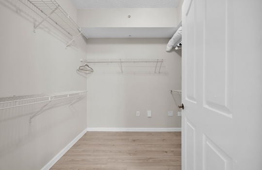 28-web-or-mls-10435 Mid town__028