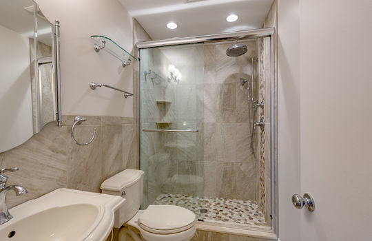 6913 Maplewood Dr Int-11