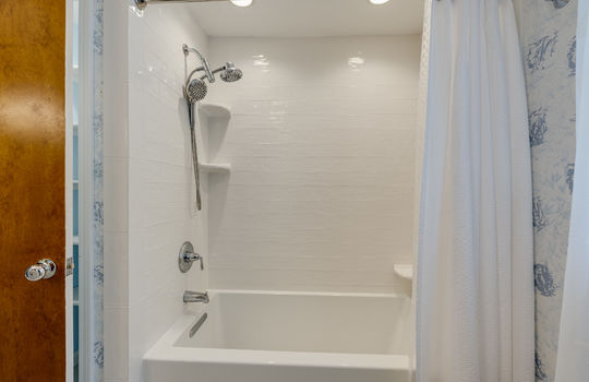 6913 Maplewood Dr Int-22