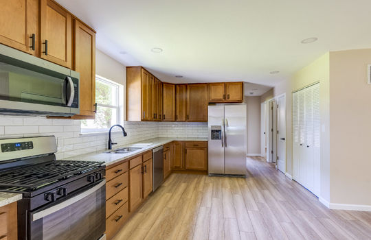 7100 Maplewood Dr Int-13