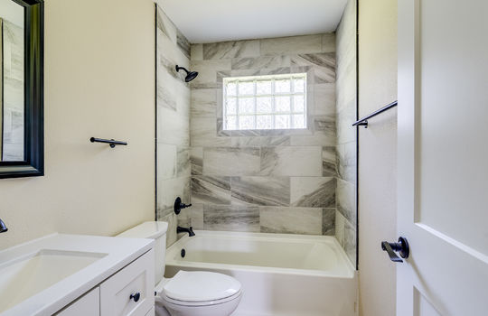 7100 Maplewood Dr Int-15