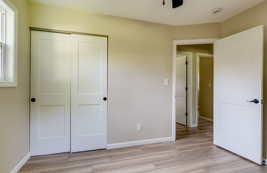 7100 Maplewood Dr Int-17