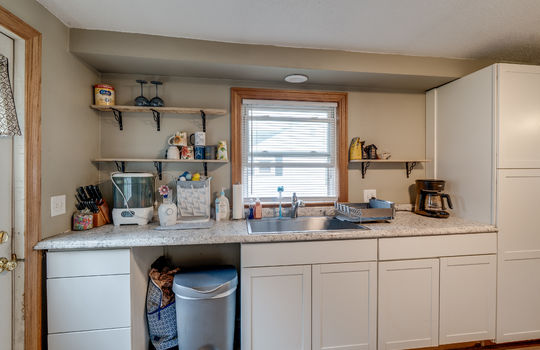 153 E Vesey St Int-7