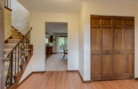 2731 Ralphwood Int-1