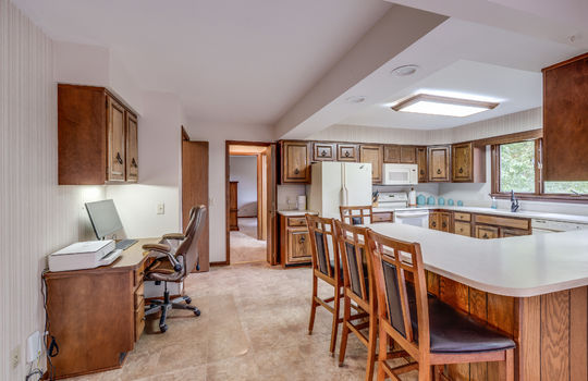 2731 Ralphwood Int-10