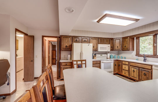 2731 Ralphwood Int-12