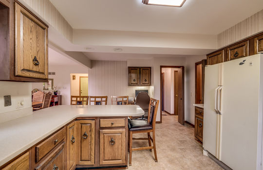 2731 Ralphwood Int-14