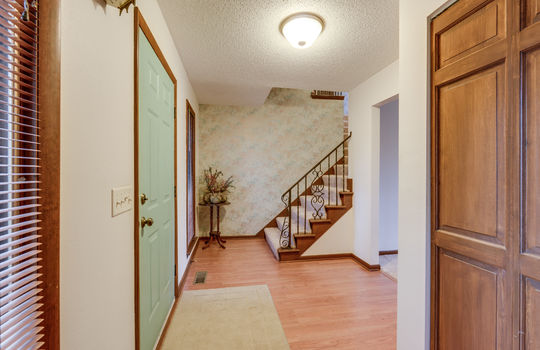 2731 Ralphwood Int-2