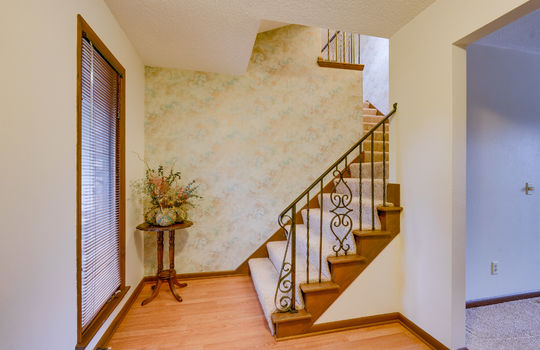 2731 Ralphwood Int-22