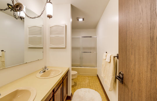 2731 Ralphwood Int-25