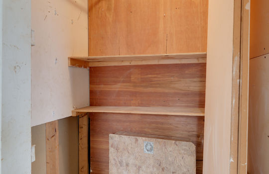 208 E Erie Rd Int-10