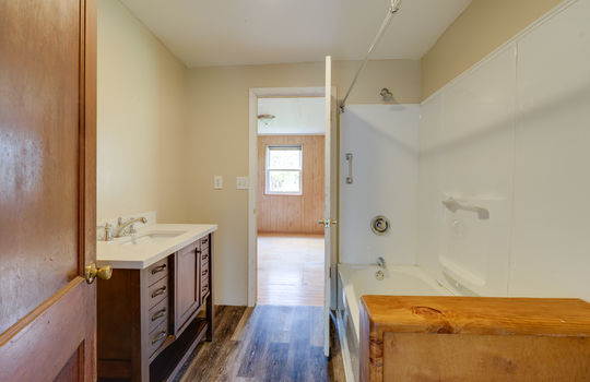 208 E Erie Rd Int-11