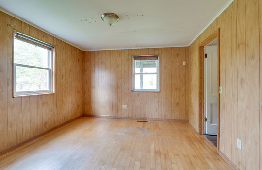 208 E Erie Rd Int-13