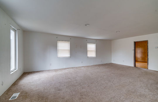 208 E Erie Rd Int-17