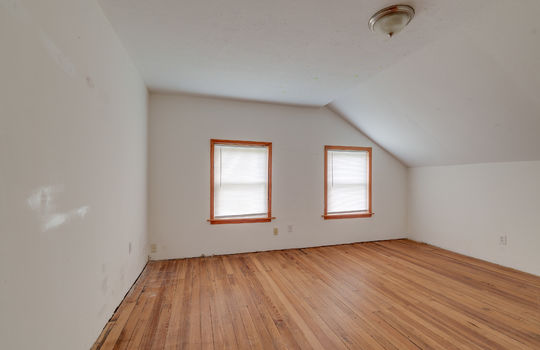 208 E Erie Rd Int-19