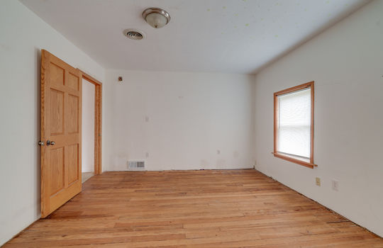 208 E Erie Rd Int-21