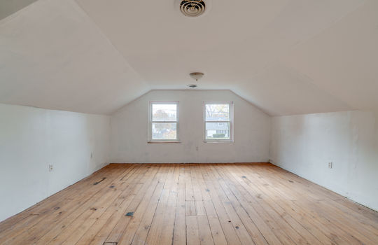 208 E Erie Rd Int-22